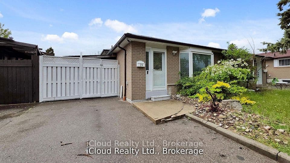 19 Flamingo Crescent, Brampton, ON L6T 2G4 – main photo