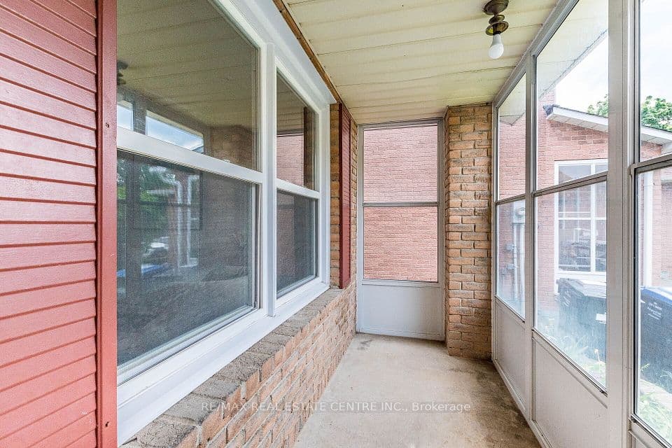 1124 Shagbark Crescent, Mississauga, ON L5C 3N7 – photo 2