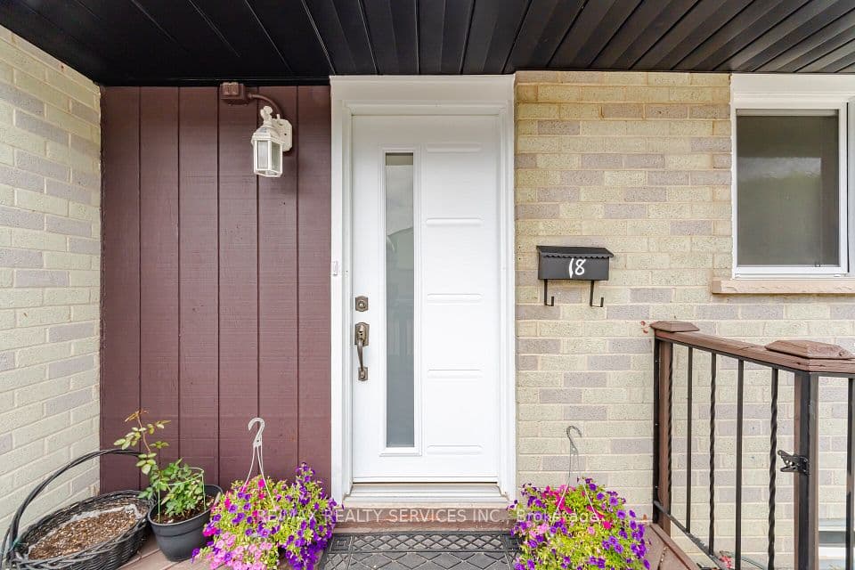 18 Gold Pine Court, Brampton, ON L6S 2K6 – main photo