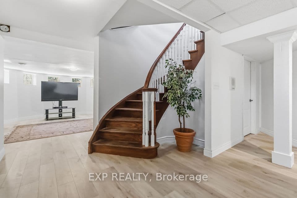 1401 Tamworth Court, Burlington, ON L7P 4V3 – photo 2
