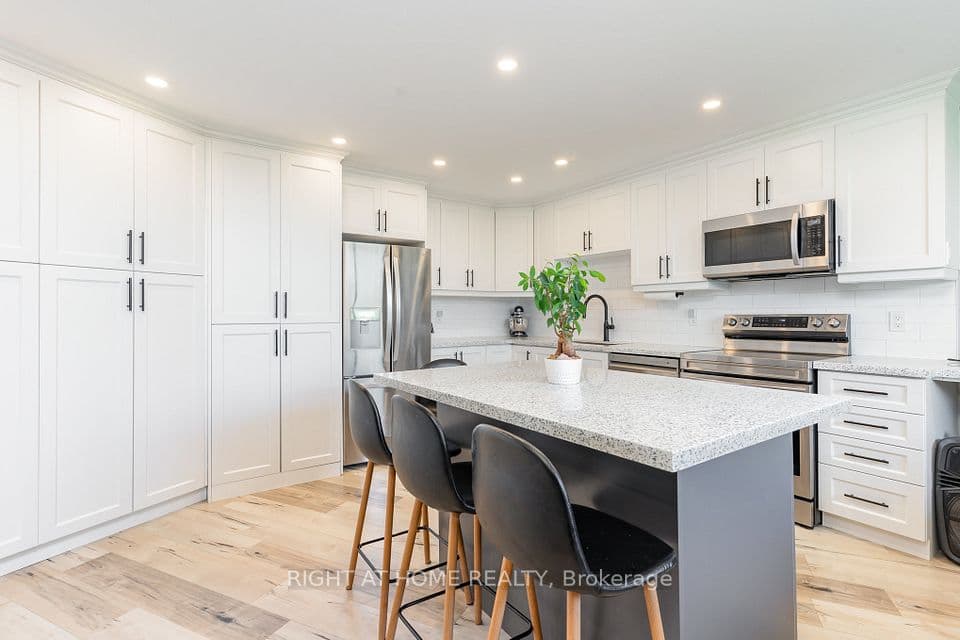 530 Lolita Gardens 505, Mississauga, ON L5A 3T2 – photo 2