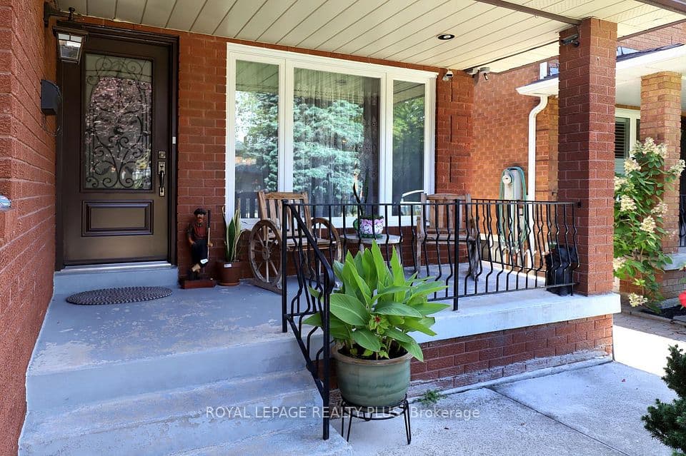 1086 Hedge Drive, Mississauga, ON L4Y 1G2 – photo 3
