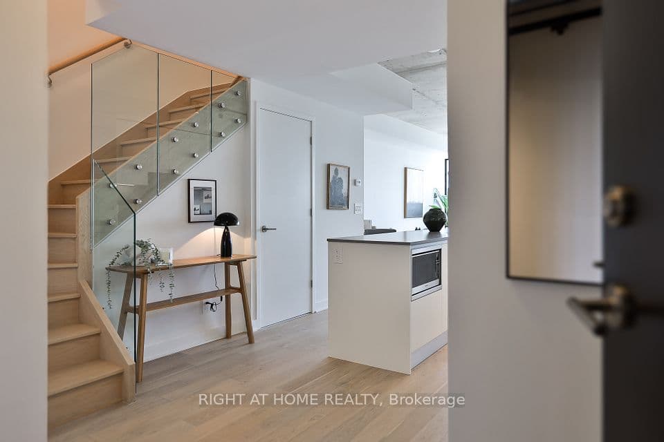 2720 Dundas Street W 604, Toronto, ON M6P 0C3 – main photo