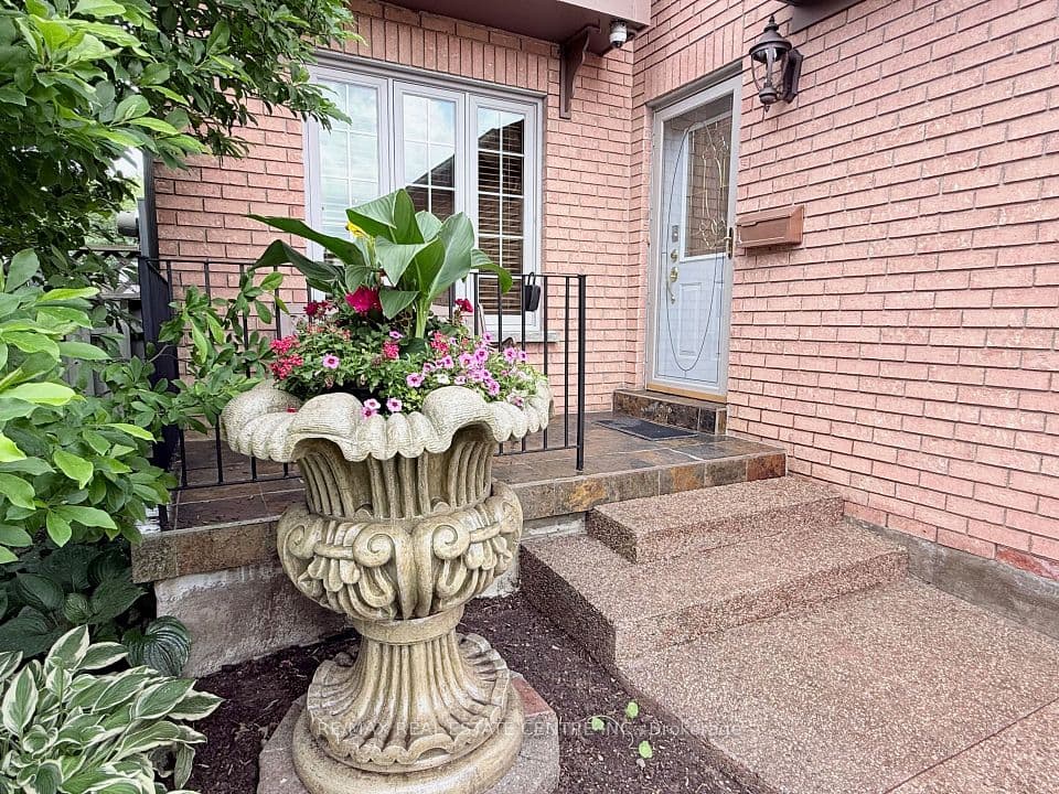 7264 Seabreeze Drive, Mississauga, ON L5N 6K7 – photo 3