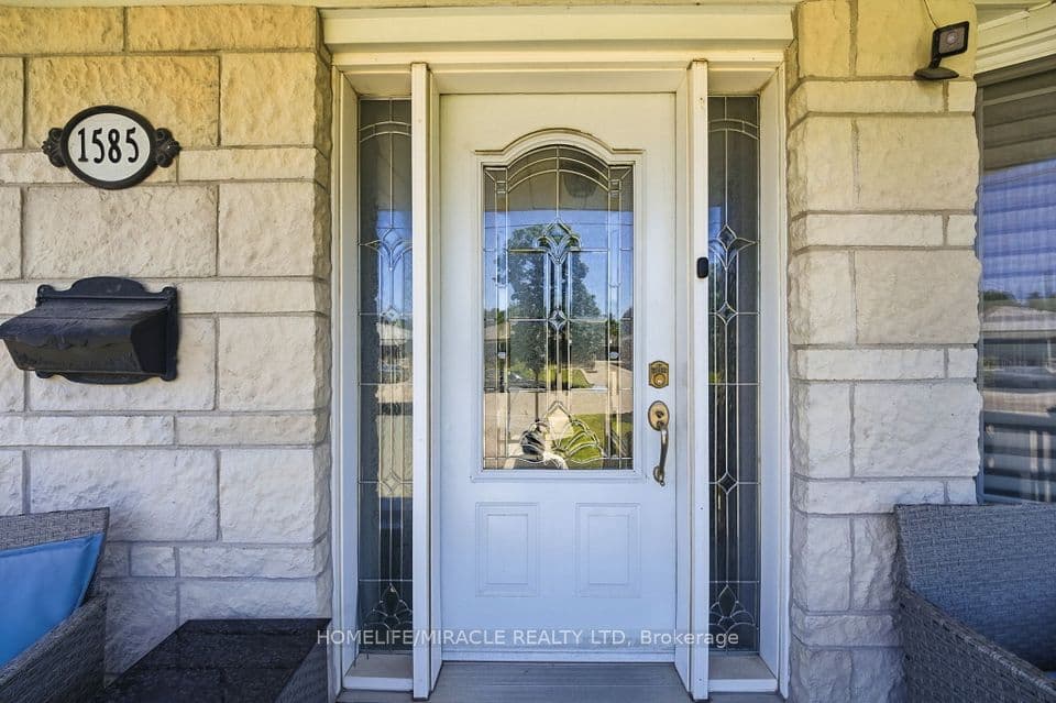 1585 Coram Crescent, Mississauga, ON L4X 1L1 – photo 3