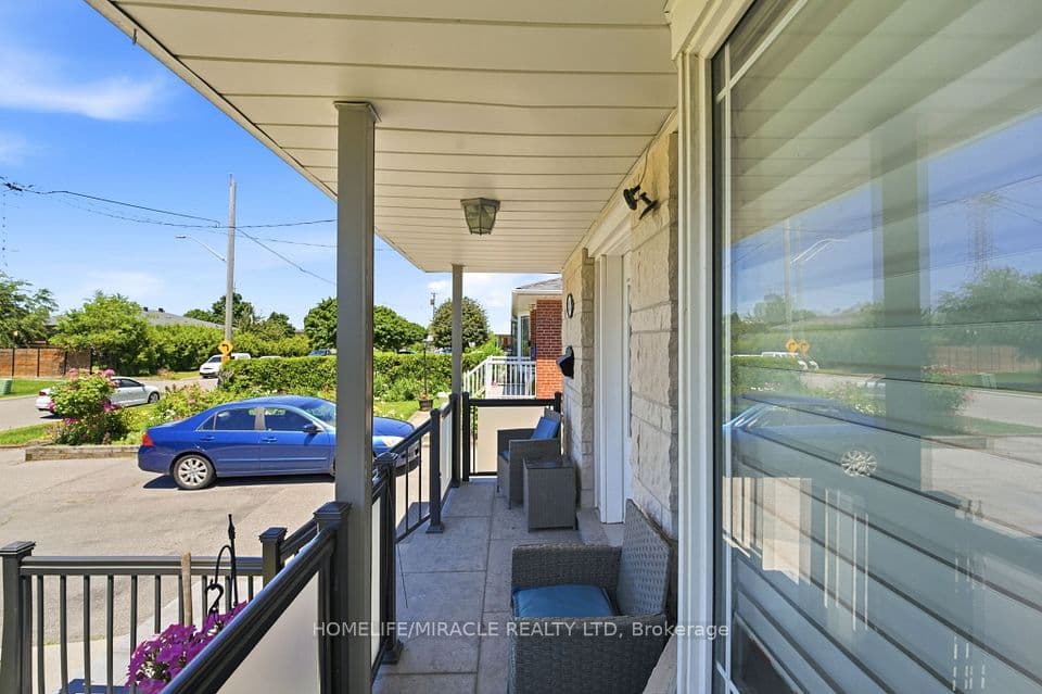 1585 Coram Crescent, Mississauga, ON L4X 1L1 – photo 2