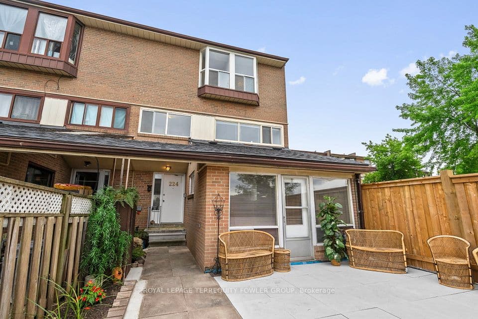260 John Garland Boulevard 224, Toronto, ON M9V 1N8 – main photo
