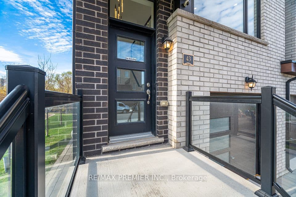 43 Wild Rose Gardens, Toronto, ON M6L 0A5 – photo 3