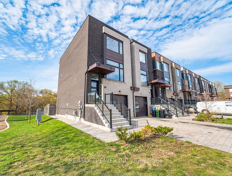 43 Wild Rose Gardens, Toronto, ON M6L 0A5 – photo 2