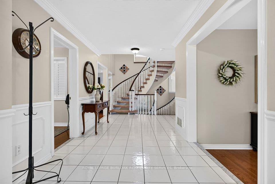 3334 Trelawny Circle, Mississauga, ON L5N 6N5 – photo 3