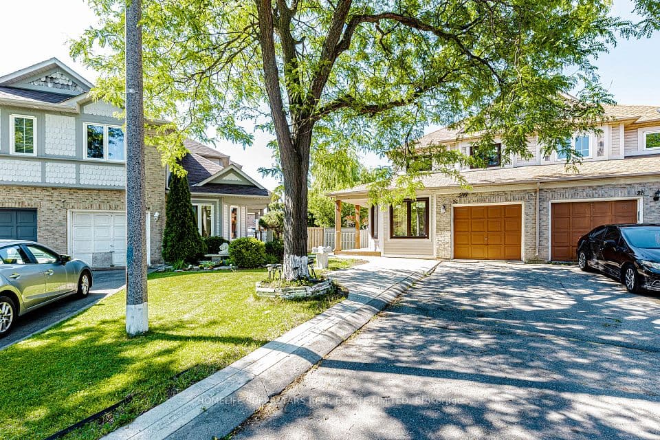 26 Amazon Court, Brampton, ON L6R 1C7 – photo 2
