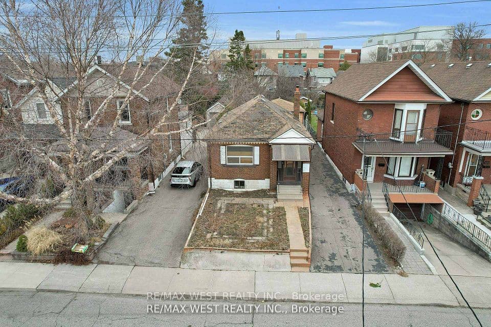 661 Beresford Avenue, Toronto, ON M6S 3C4 – photo 2