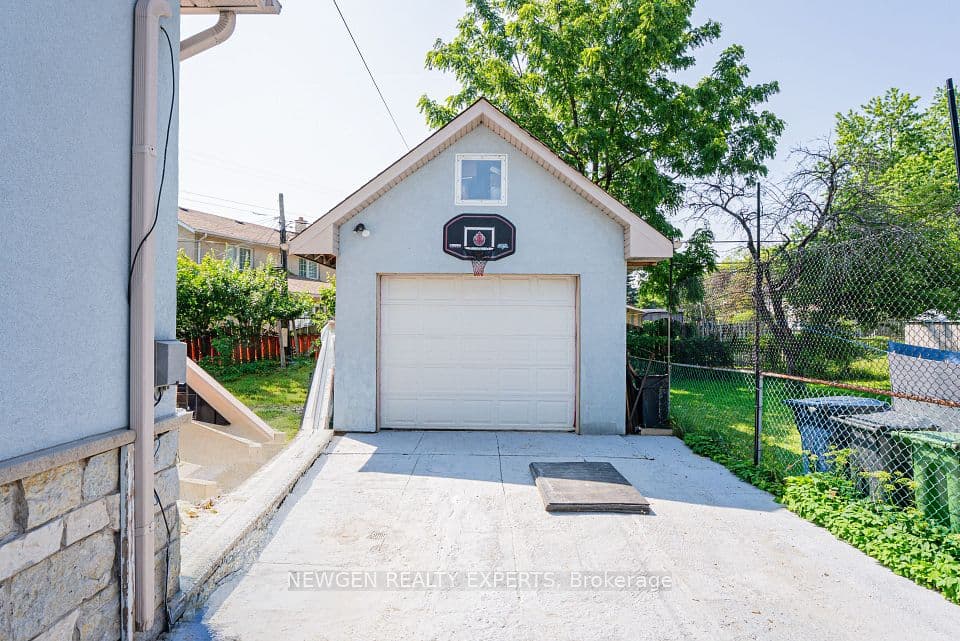 11 Benway Drive, Toronto, ON M9W 1Z2 – photo 3