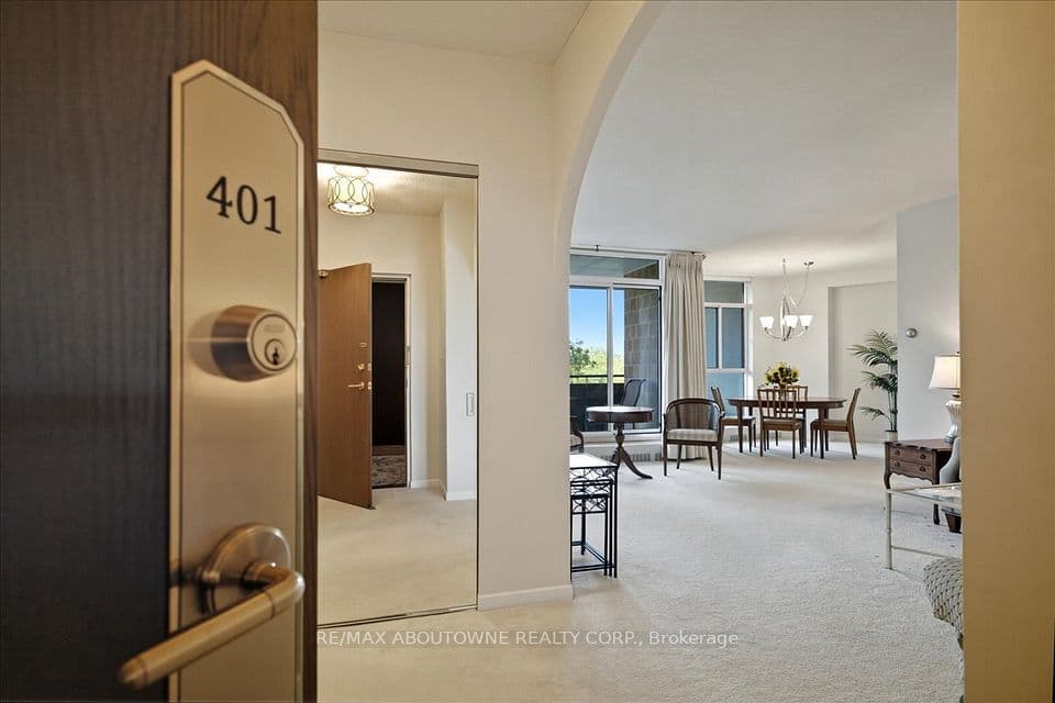 5250 Lakeshore Road 401, Burlington, ON L7L 5L2 – main photo