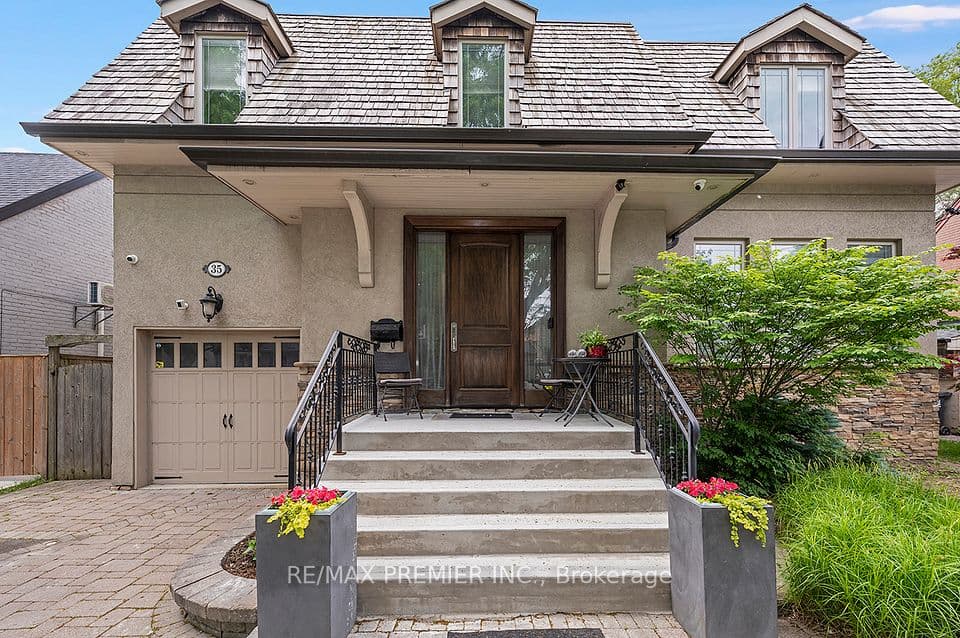 35 Yorkdale Crescent, Toronto, ON M9M 1C2 – main photo