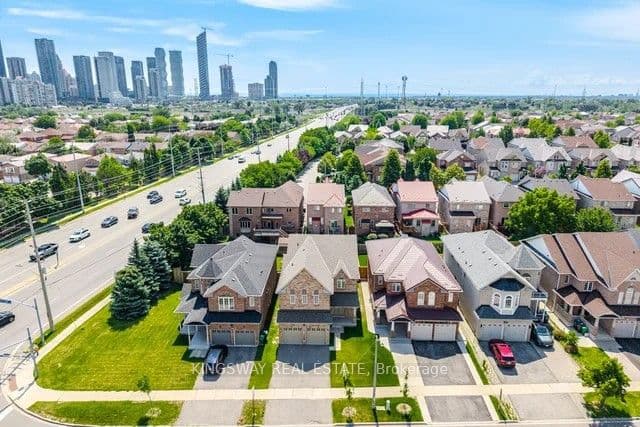 754 White Clover Way, Mississauga, ON L5V 3B8 – photo 2