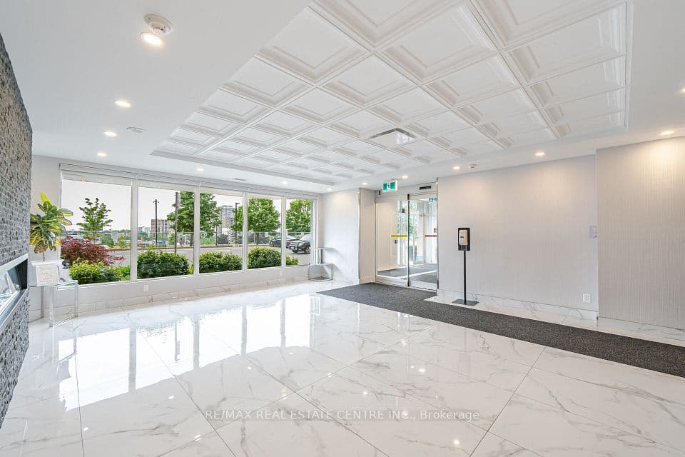 115 Hillcrest Avenue 811, Mississauga, ON L5B 3Y9 – photo 3