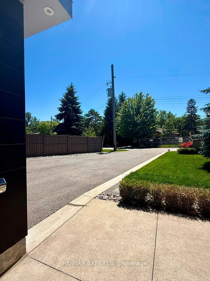 1527 Glenhill Crescent, Mississauga, ON L5H 3C4 – photo 3