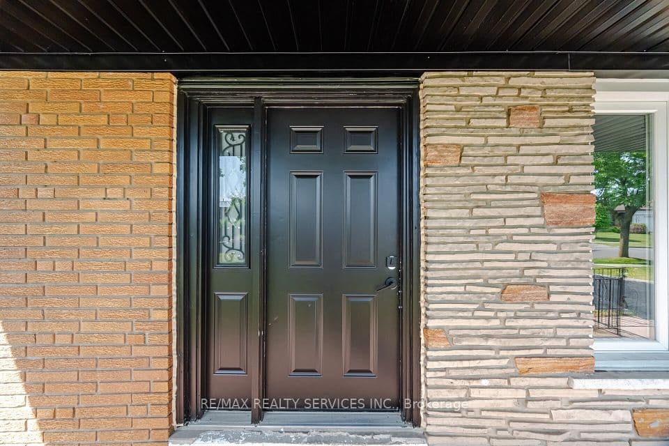7493 Netherwood Road, Mississauga, ON L4T 2N7 – photo 3