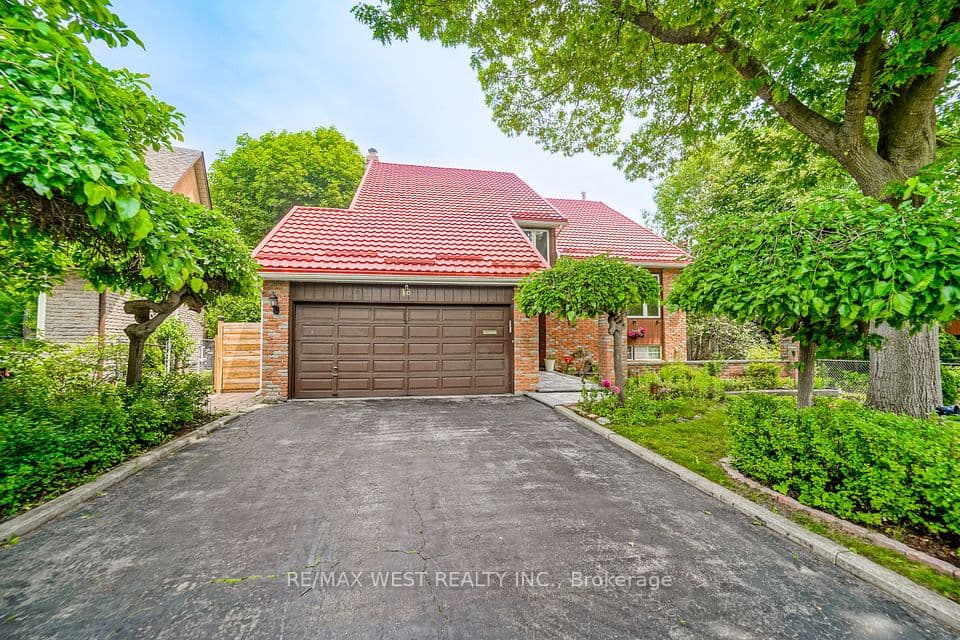 18 Trillium Court, Brampton, ON L6S 3L8 – main photo