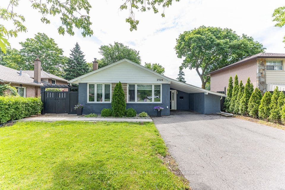 2528 Truscott Drive, Mississauga, ON L5J 2B5 – main photo