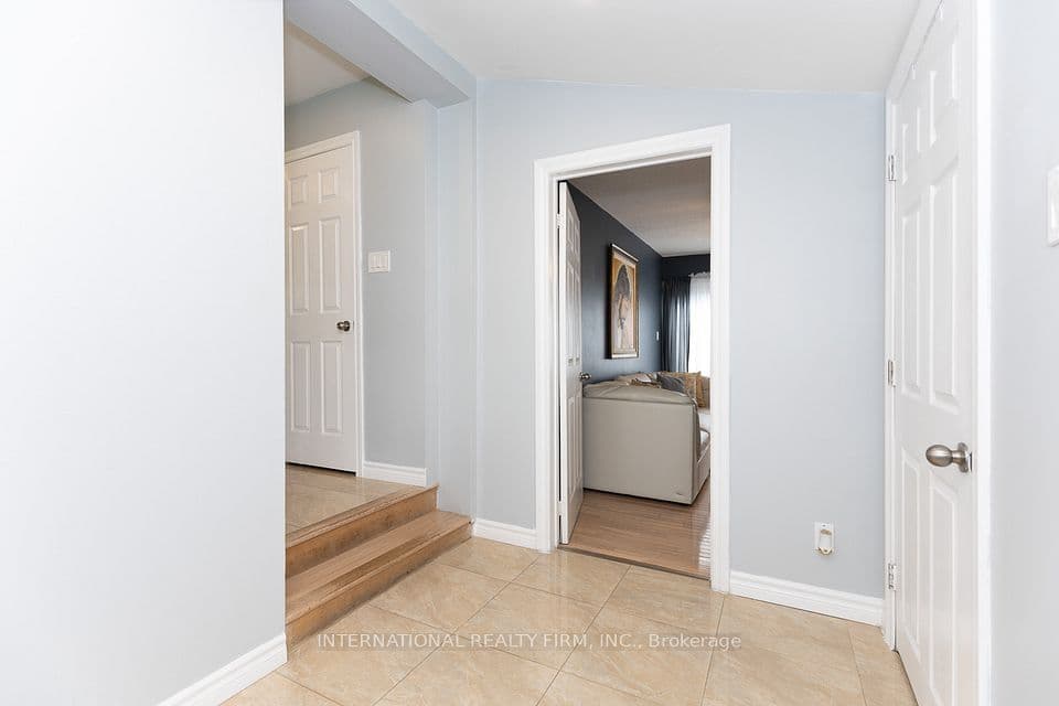 2528 Truscott Drive, Mississauga, ON L5J 2B5 – photo 3