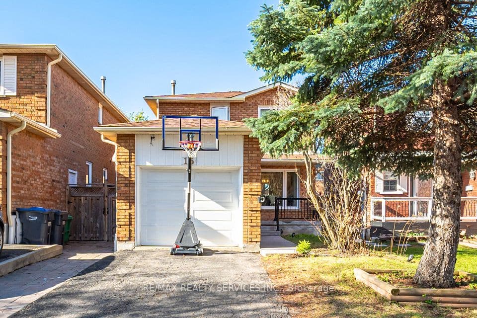 16 Langholm Court, Brampton, ON L6Z 2Y1 – main photo