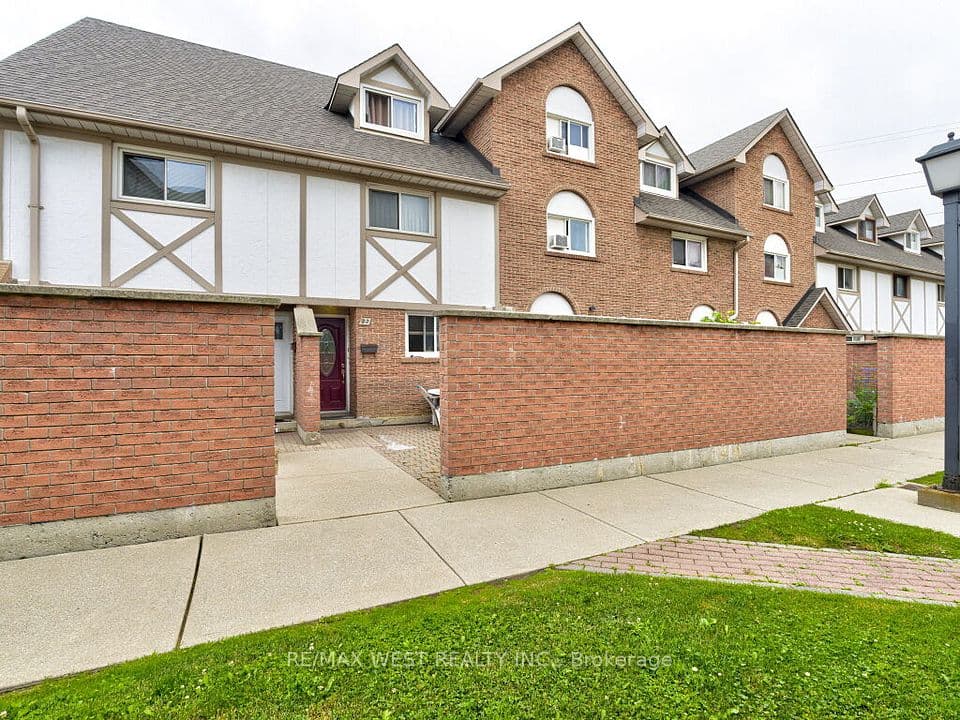 83 Irwin Road 22, Toronto, ON M9W 5W1 – main photo