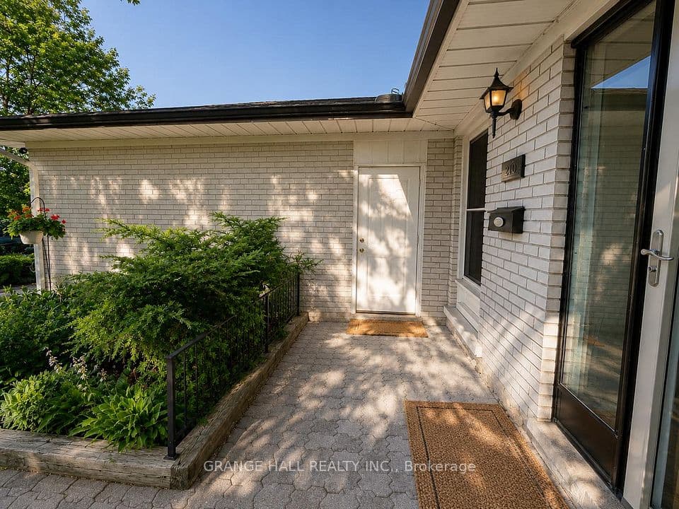 210 Lloyd Manor Road, Toronto, ON M9B 5K6 – photo 3