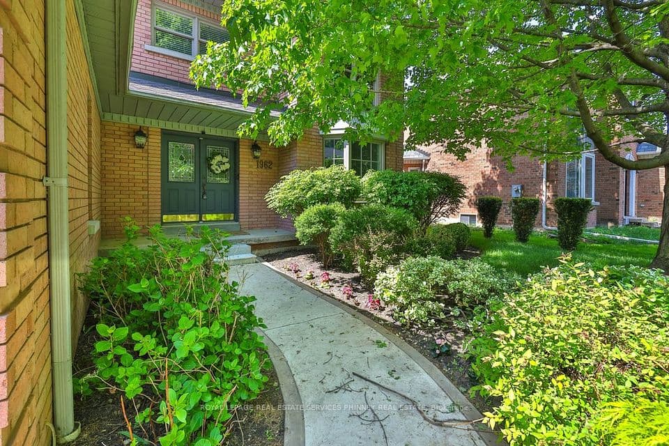 1962 Calgary Court, Mississauga, ON L5H 4J1 – photo 2