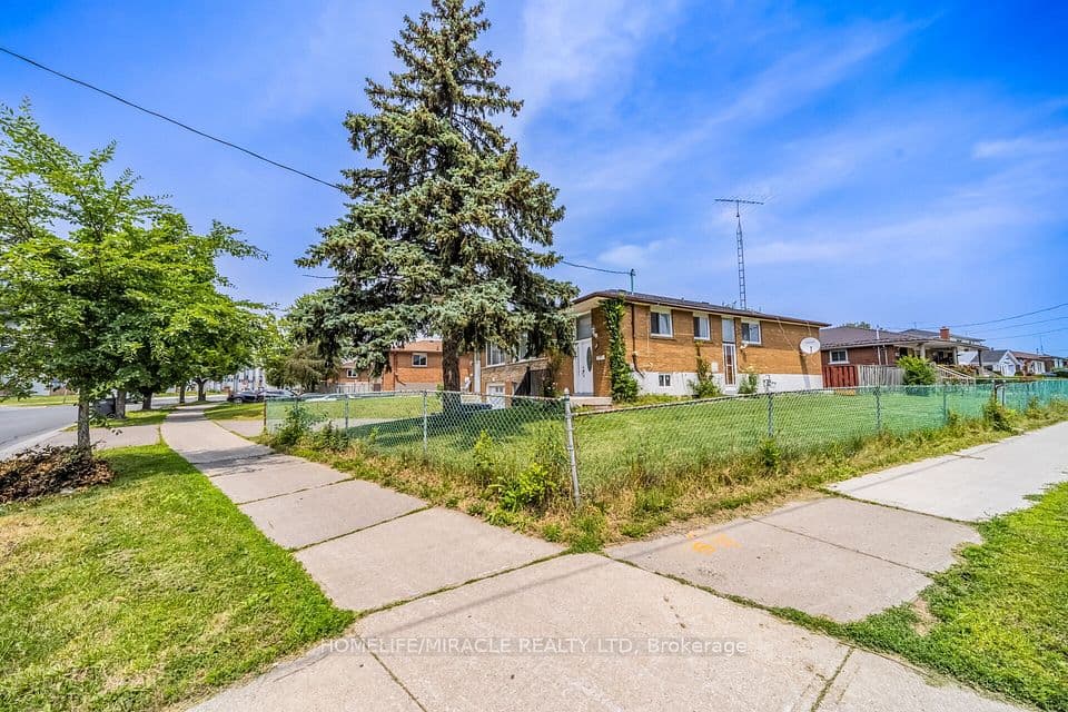 7187 Darcel Avenue, Mississauga, ON L4T 2X3 – photo 3