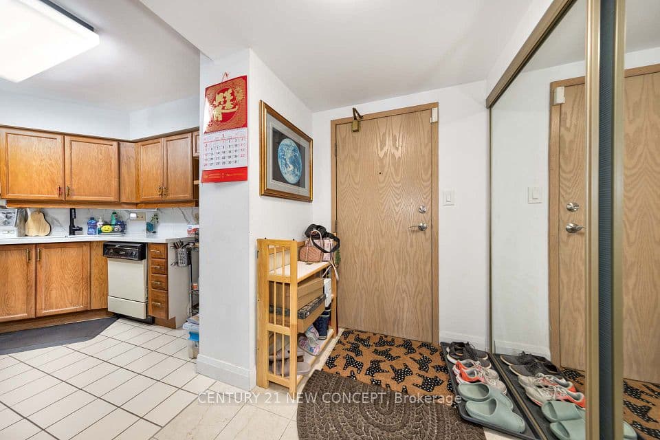 22 Southport Street 932, Toronto, ON M6S 4Y9 – photo 2