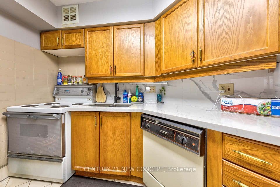 22 Southport Street 932, Toronto, ON M6S 4Y9 – photo 3