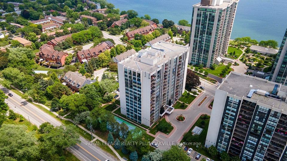 2175 Marine Drive 102, Oakville, ON L6L 5L5 – main photo