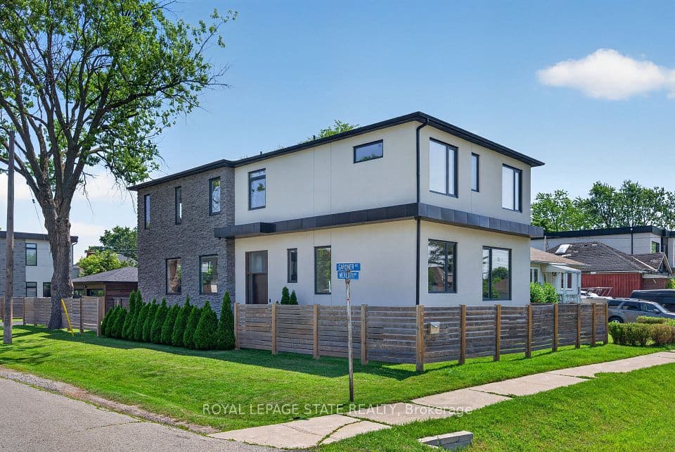 1047 Meredith Avenue, Mississauga, ON L5E 2C6 – photo 2