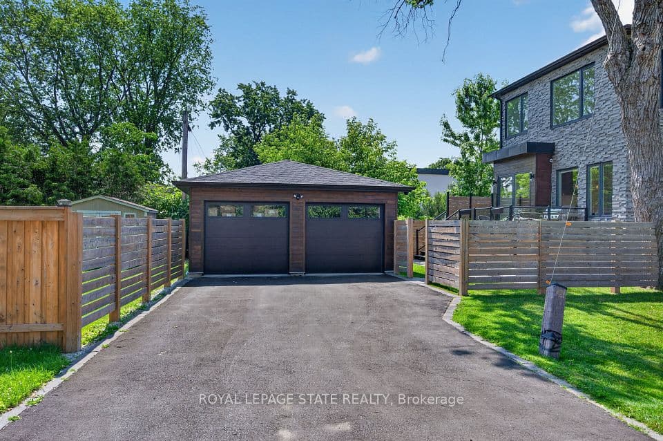 1047 Meredith Avenue, Mississauga, ON L5E 2C6 – photo 3