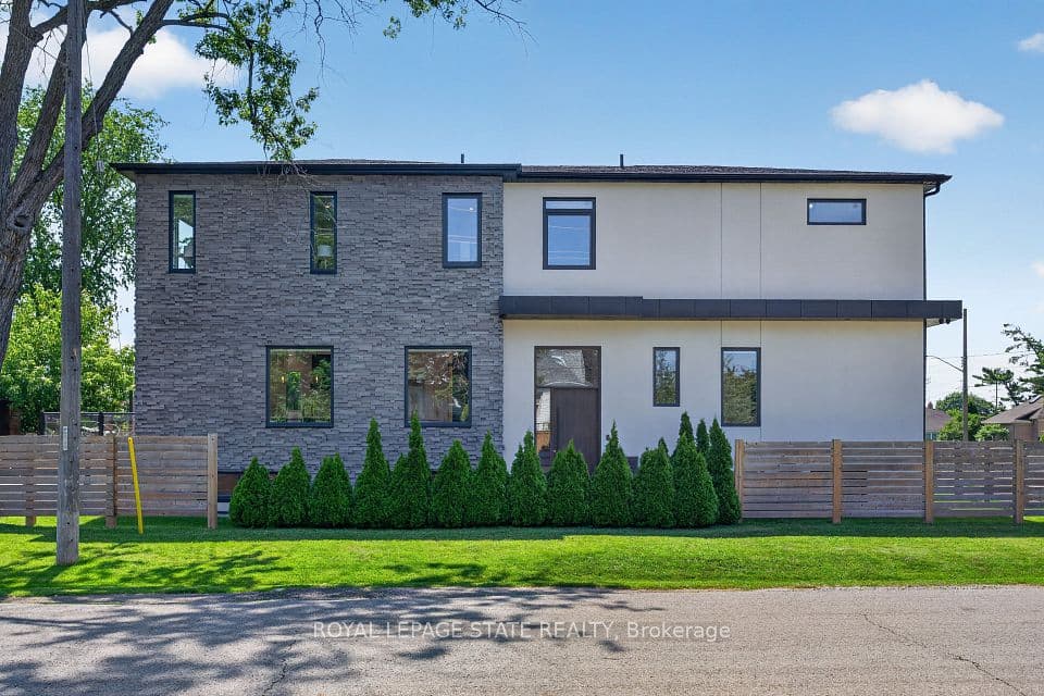 1047 Meredith Avenue, Mississauga, ON L5E 2C6 – main photo