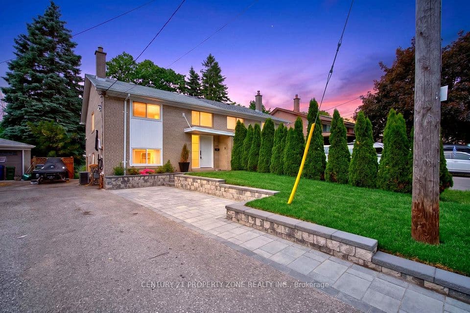 121 Saint Lucie Drive, Toronto, ON M9M 1T4 – main photo