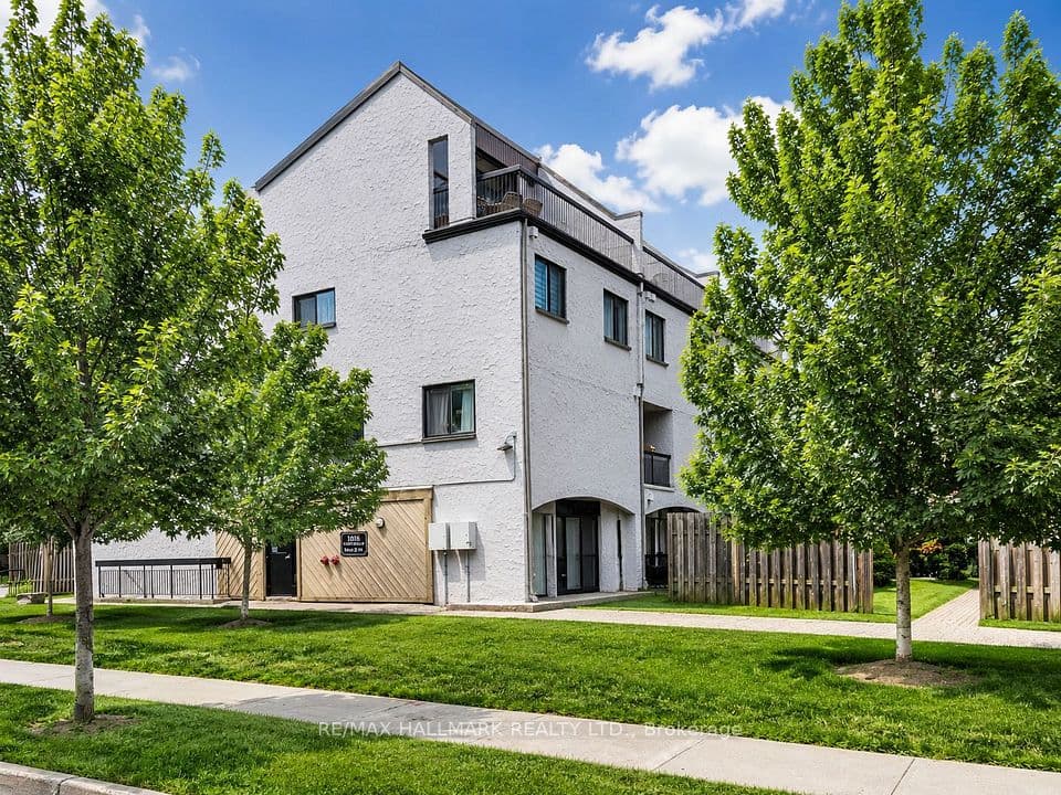 1016 Falgarwood Drive 40, Oakville, ON L6H 2P5 – main photo