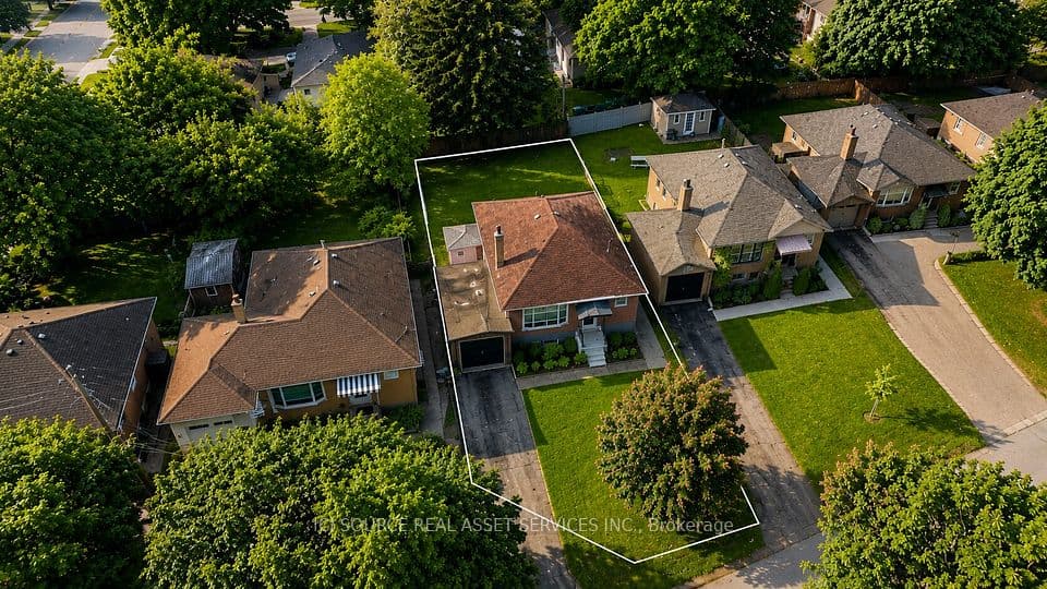 100 Ballacaine Drive, Toronto, ON M8Y 4B8 – main photo