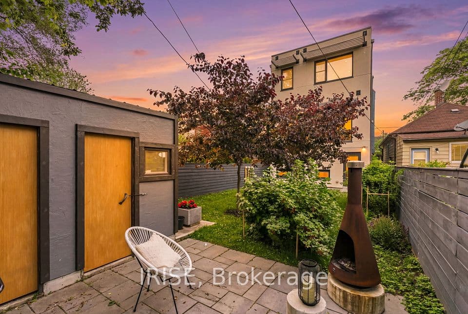 29 Ash Crescent, Toronto, ON M8W 1E4 – main photo