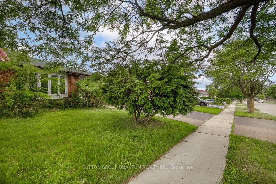 754 Eaglemount Crescent, Mississauga, ON L5C 1N9 – photo 3