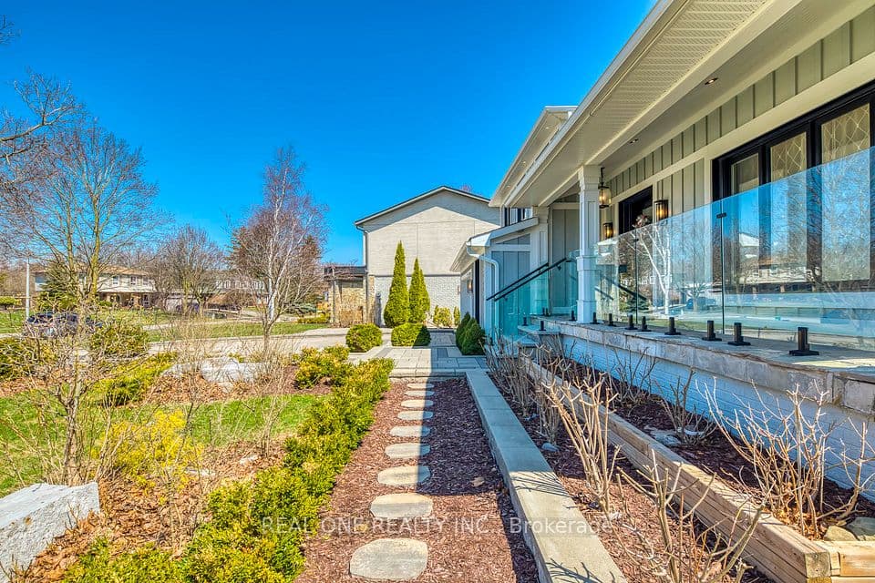 1224 Willowbrook Drive, Oakville, ON L6L 2K1 – photo 3