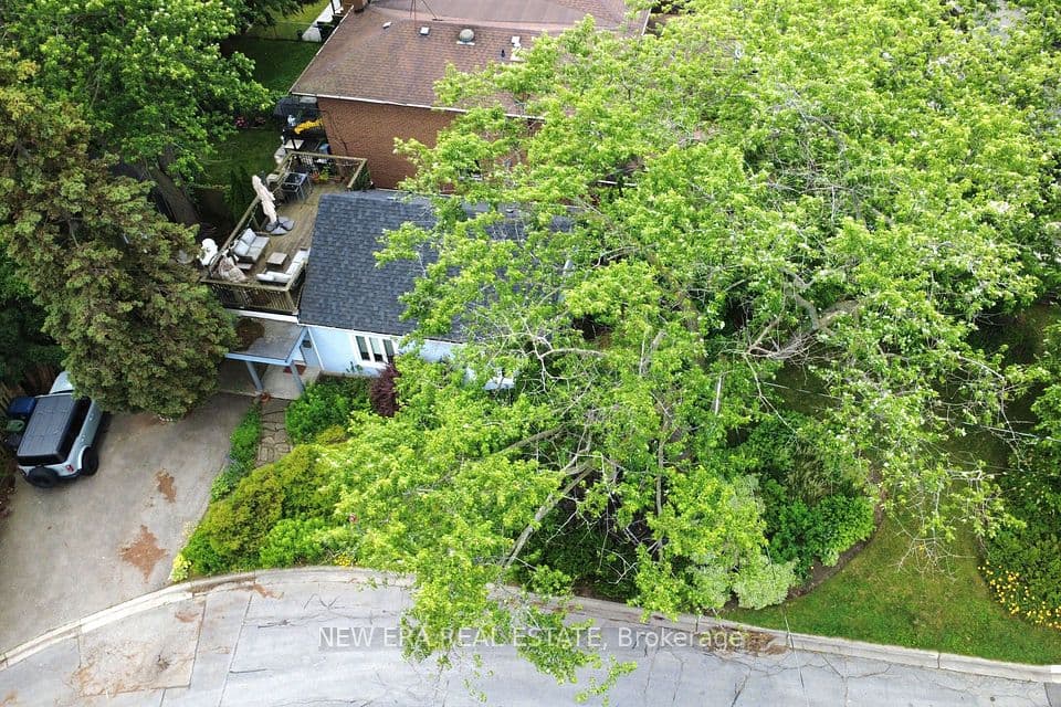 2 Foch Avenue, Toronto, ON M8W 3W8 – main photo