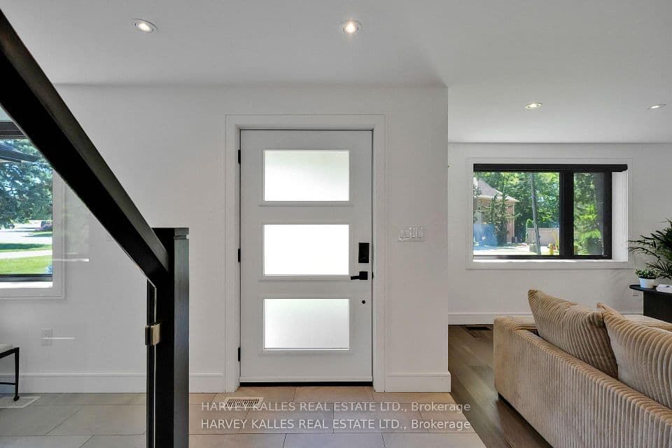 8 Circle Ridge, Toronto, ON M6L 2H6 – photo 2