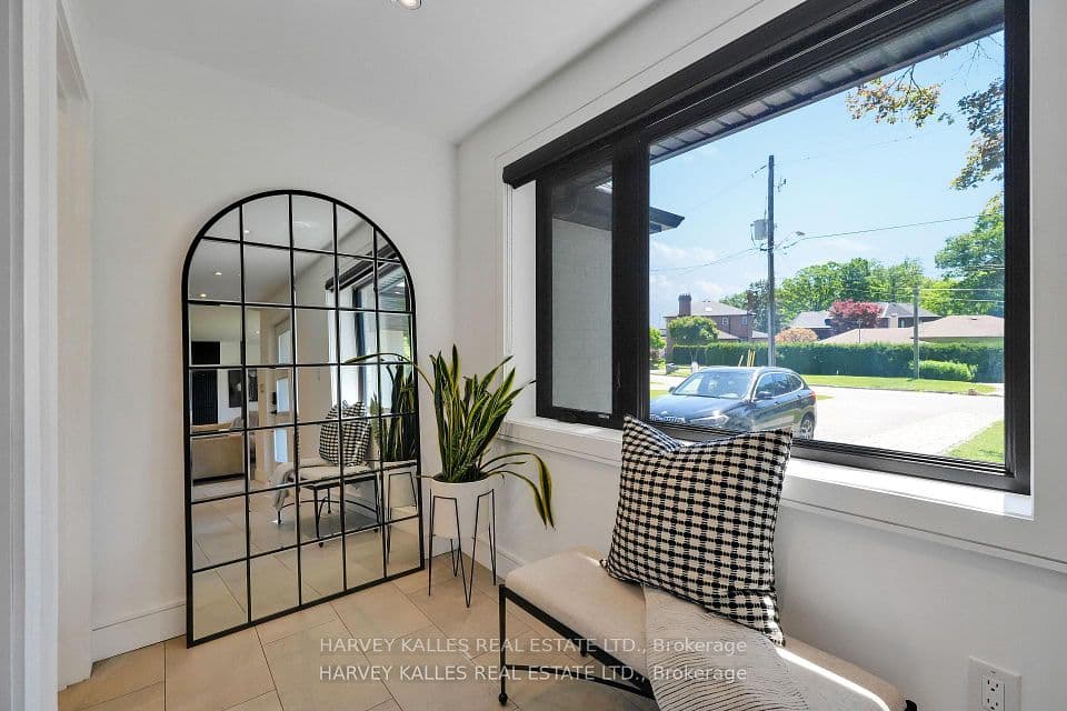 8 Circle Ridge, Toronto, ON M6L 2H6 – photo 3