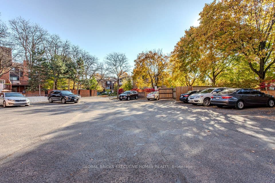 1275 Cornerbrook Place 102, Mississauga, ON L5C 3J3 – photo 2