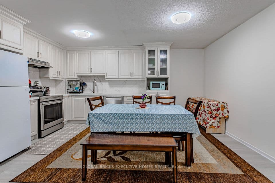 1275 Cornerbrook Place 102, Mississauga, ON L5C 3J3 – photo 3