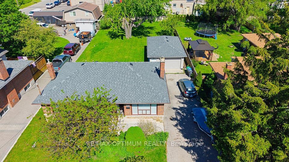 1747 Coram Crescent, Mississauga, ON L4X 1L2 – photo 2