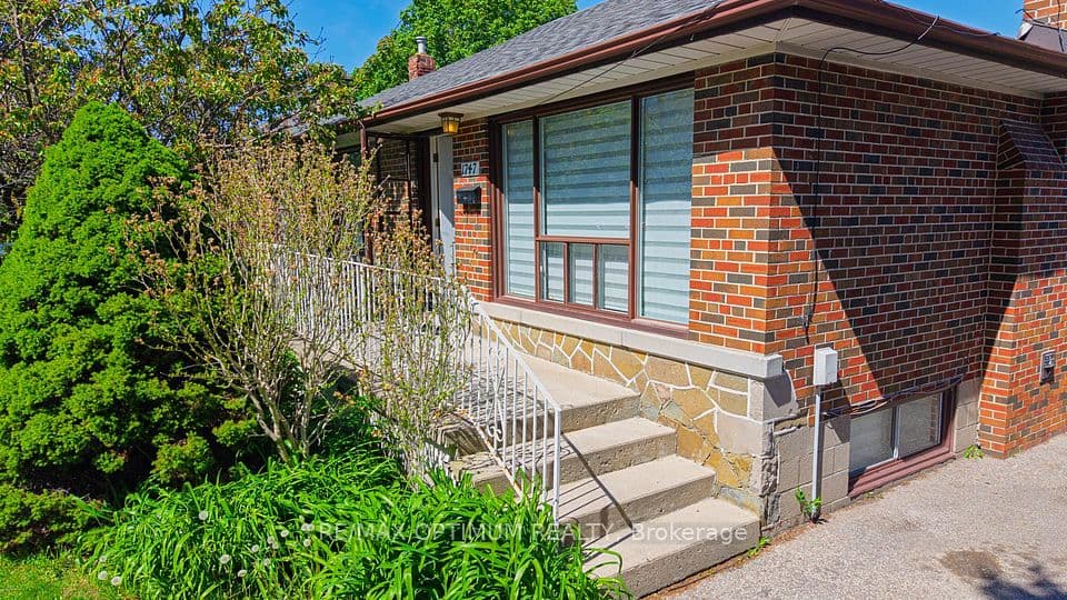 1747 Coram Crescent, Mississauga, ON L4X 1L2 – photo 3